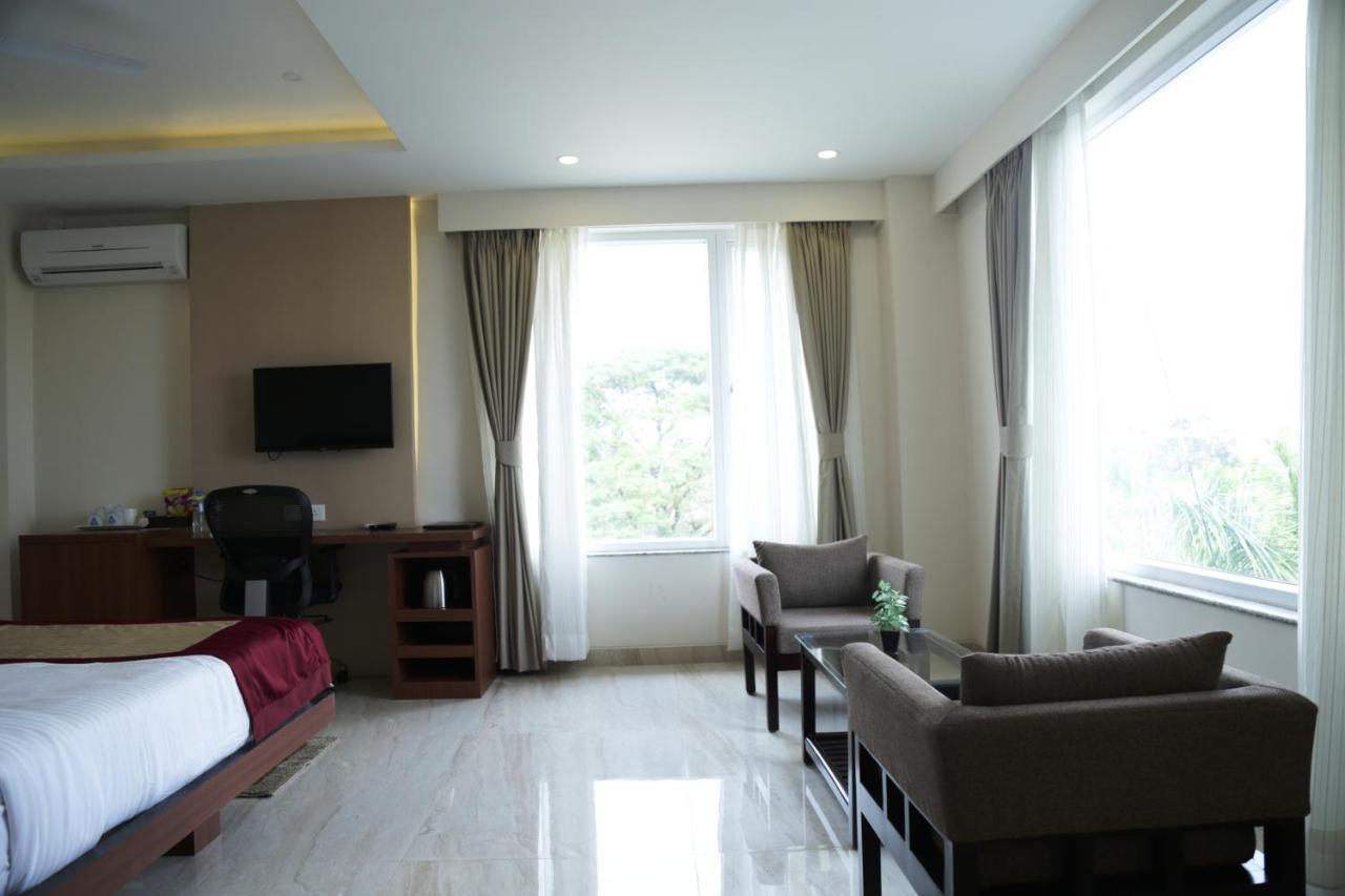 Hotel Prism - A Boutique Hotel Jorhāt Kültér fotó